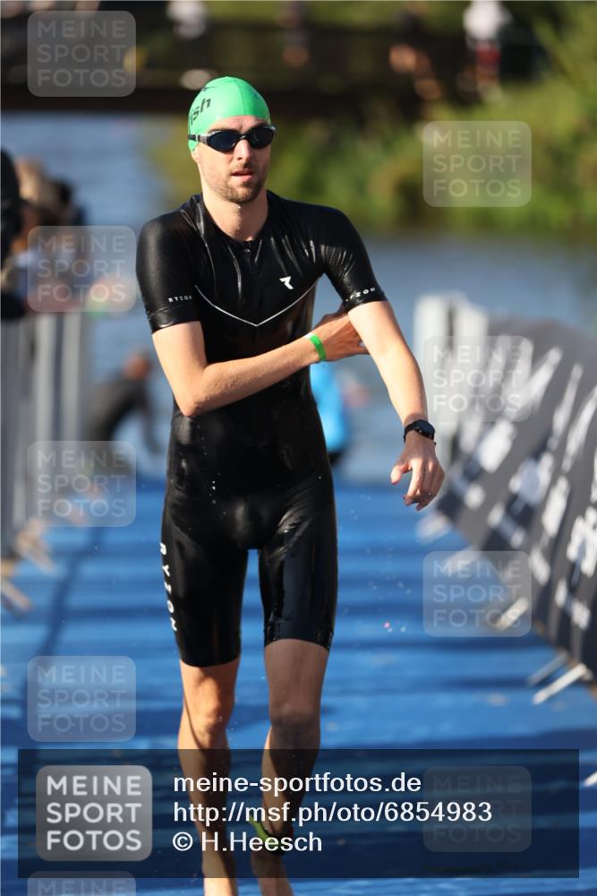 25.08.2024 - Elbe Triathlon Hamburg H.Heesch http://msf.ph/oto/6854983 25.08.2024 09:03:25 Schwimmen 219, 250, 286 meine-sportfotos.de