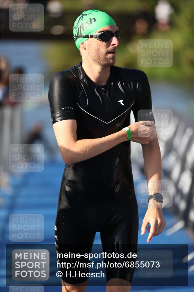 25.08.2024 - Elbe Triathlon Hamburg H.Heesch http://msf.ph/oto/6855073 25.08.2024 09:03:26 Schwimmen 219, 250, 286 meine-sportfotos.de