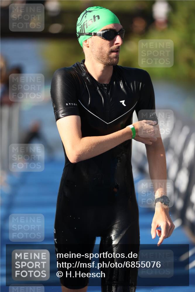 25.08.2024 - Elbe Triathlon Hamburg H.Heesch http://msf.ph/oto/6855076 25.08.2024 09:03:26 Schwimmen 219, 250, 286 meine-sportfotos.de