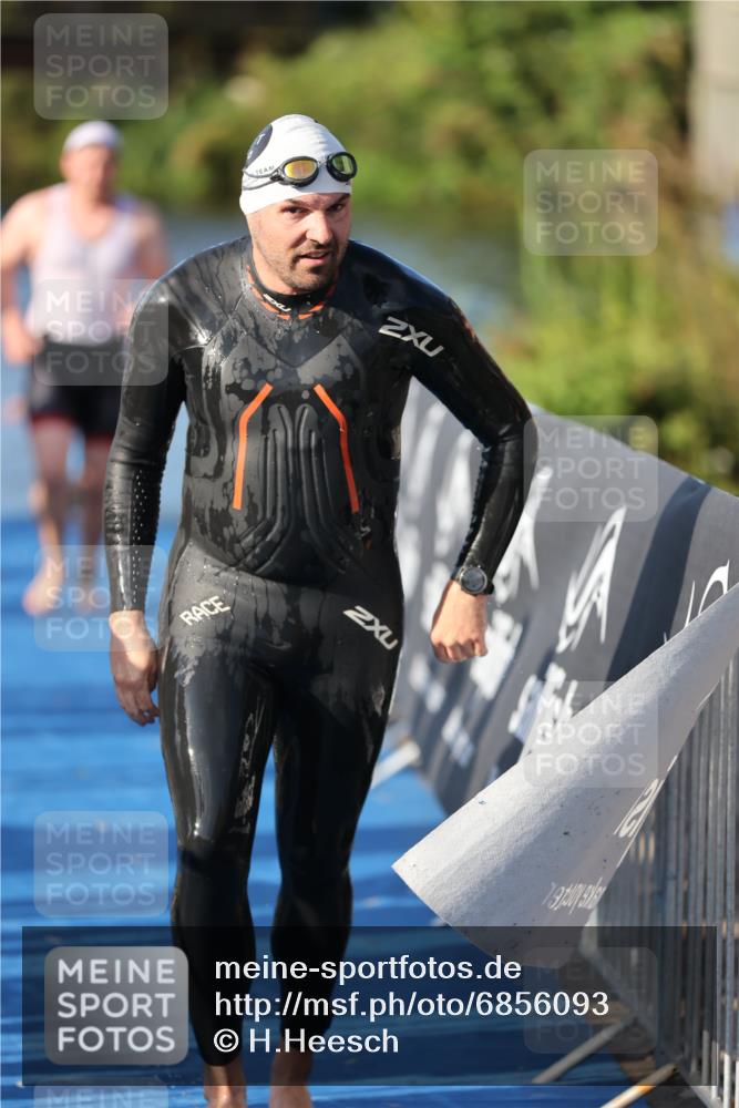 25.08.2024 - Elbe Triathlon Hamburg H.Heesch http://msf.ph/oto/6856093 25.08.2024 09:04:18 Schwimmen 255, 302, 314 meine-sportfotos.de