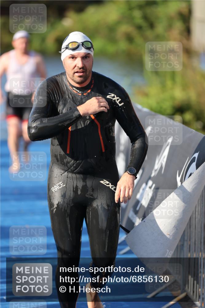 25.08.2024 - Elbe Triathlon Hamburg H.Heesch http://msf.ph/oto/6856130 25.08.2024 09:04:18 Schwimmen 255, 302, 314 meine-sportfotos.de