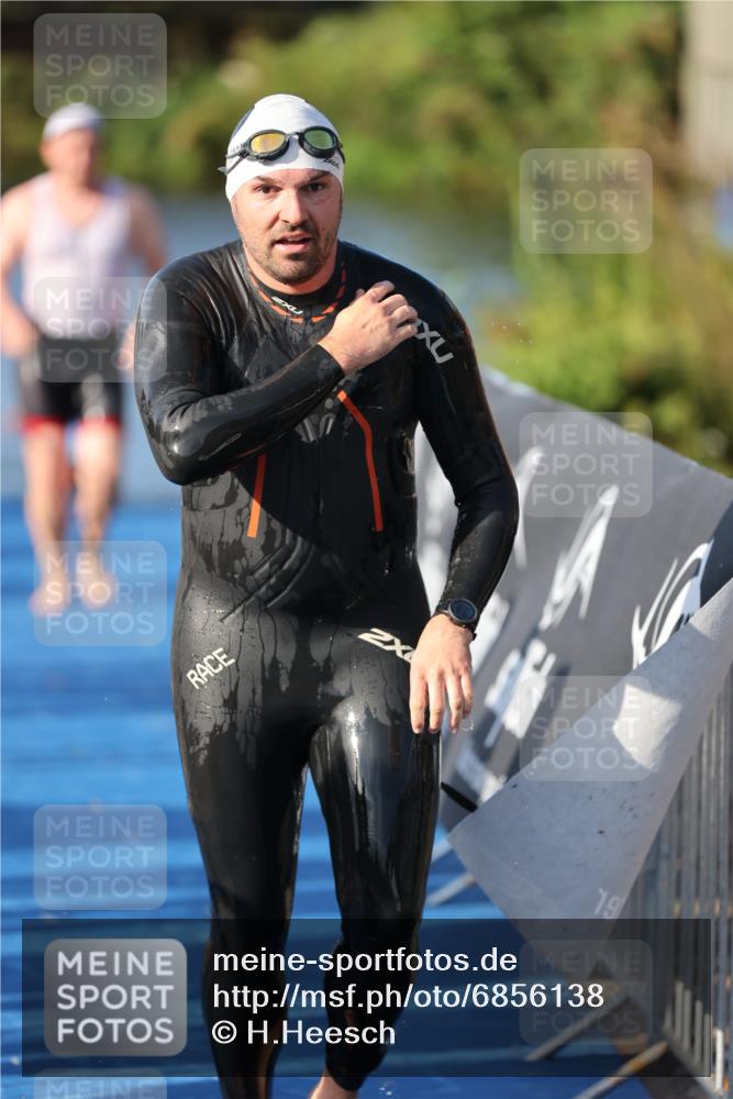 25.08.2024 - Elbe Triathlon Hamburg H.Heesch http://msf.ph/oto/6856138 25.08.2024 09:04:18 Schwimmen 255, 302, 314 meine-sportfotos.de