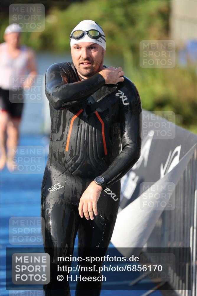 25.08.2024 - Elbe Triathlon Hamburg H.Heesch http://msf.ph/oto/6856170 25.08.2024 09:04:18 Schwimmen 255, 302, 314 meine-sportfotos.de