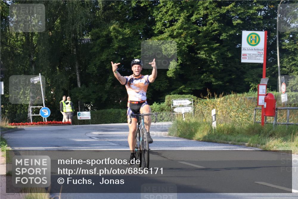 25.08.2024 - Elbe Triathlon Hamburg Fuchs,  Jonas http://msf.ph/oto/6856171 25.08.2024 09:19:31 Radfahren 40 meine-sportfotos.de