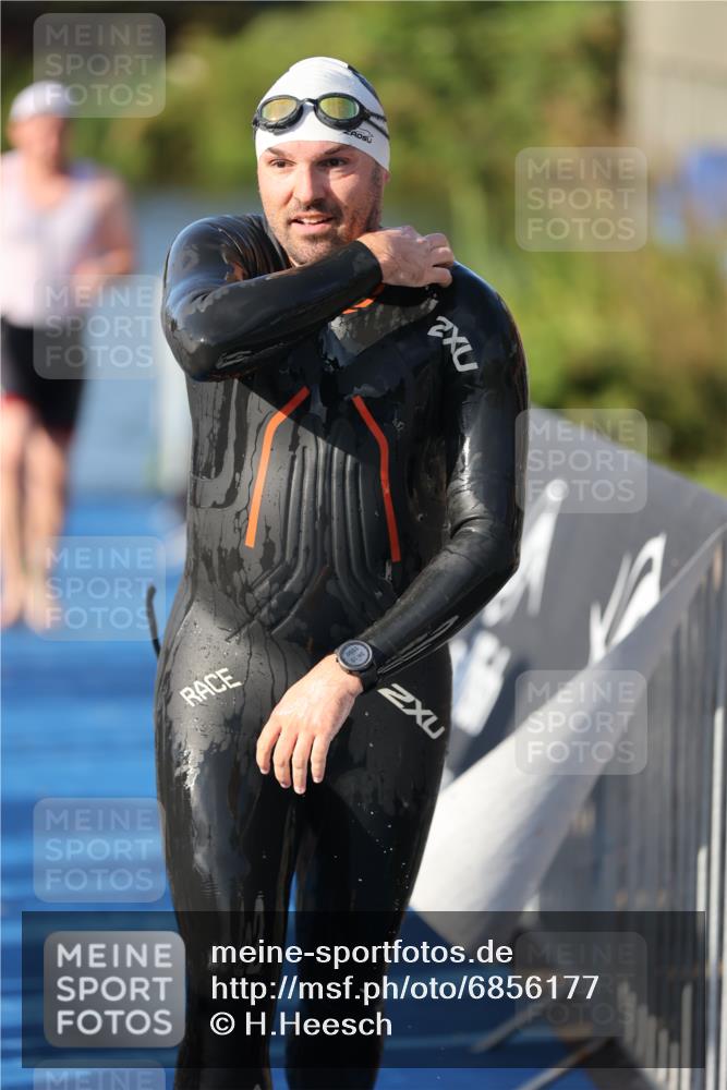 25.08.2024 - Elbe Triathlon Hamburg H.Heesch http://msf.ph/oto/6856177 25.08.2024 09:04:18 Schwimmen 255, 302, 314 meine-sportfotos.de
