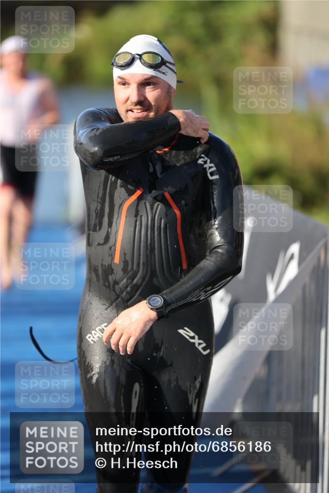 25.08.2024 - Elbe Triathlon Hamburg H.Heesch http://msf.ph/oto/6856186 25.08.2024 09:04:18 Schwimmen 255, 302, 314 meine-sportfotos.de
