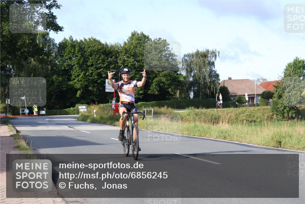25.08.2024 - Elbe Triathlon Hamburg Fuchs,  Jonas http://msf.ph/oto/6856245 25.08.2024 09:19:33 Radfahren  meine-sportfotos.de