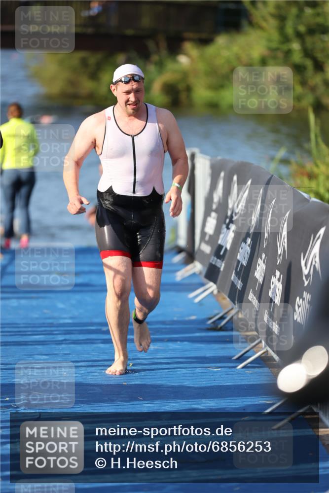 25.08.2024 - Elbe Triathlon Hamburg H.Heesch http://msf.ph/oto/6856253 25.08.2024 09:04:20 Schwimmen 255, 302, 314 meine-sportfotos.de