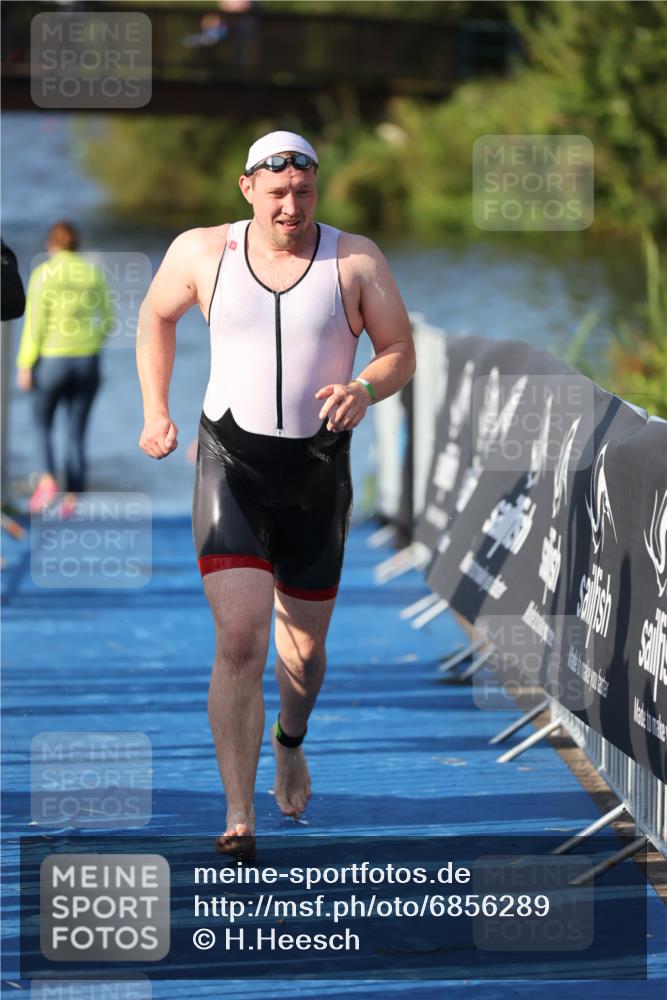 25.08.2024 - Elbe Triathlon Hamburg H.Heesch http://msf.ph/oto/6856289 25.08.2024 09:04:20 Schwimmen 255, 302, 314 meine-sportfotos.de