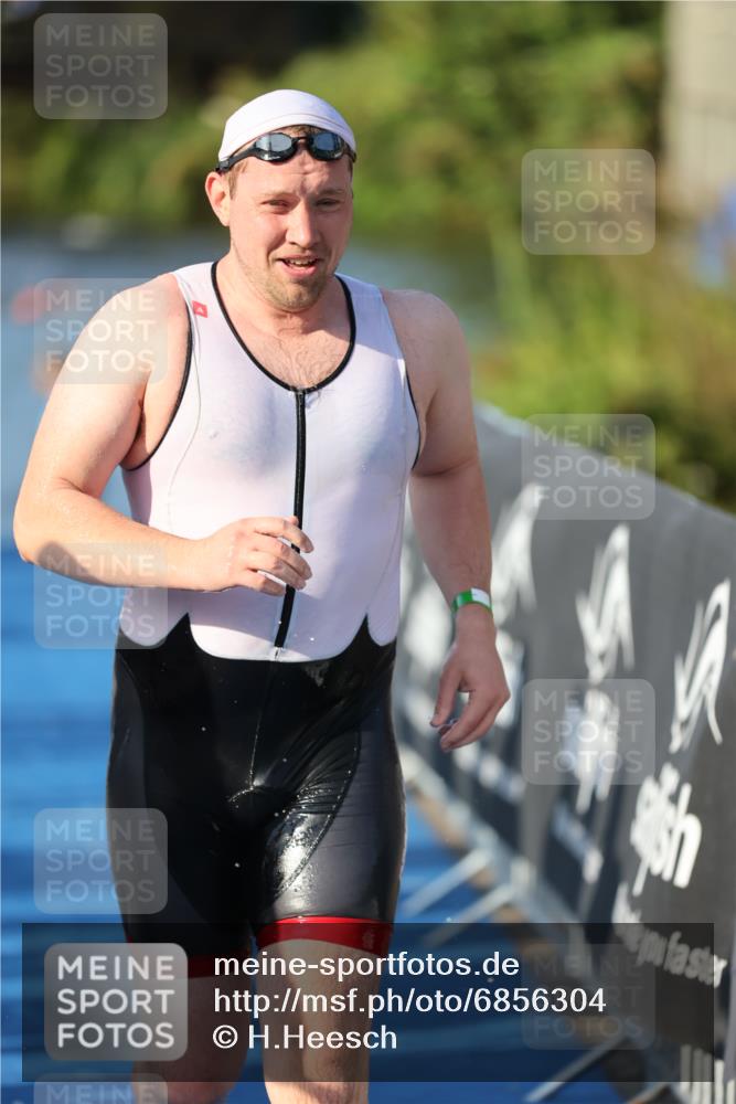 25.08.2024 - Elbe Triathlon Hamburg H.Heesch http://msf.ph/oto/6856304 25.08.2024 09:04:22 Schwimmen 255, 302, 314 meine-sportfotos.de