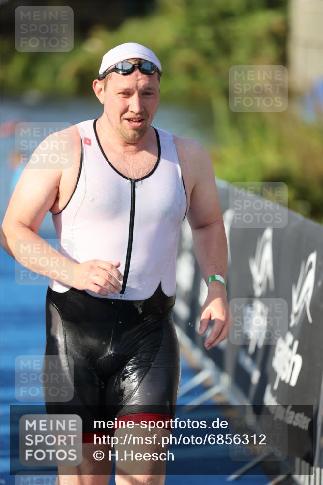 25.08.2024 - Elbe Triathlon Hamburg H.Heesch http://msf.ph/oto/6856312 25.08.2024 09:04:22 Schwimmen 255, 302, 314 meine-sportfotos.de