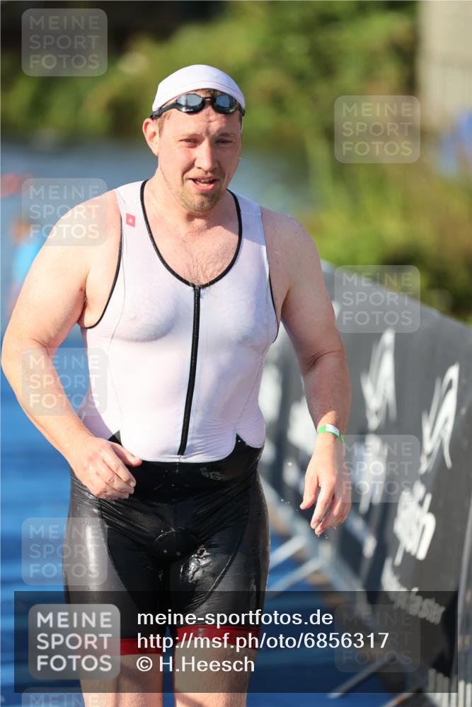 25.08.2024 - Elbe Triathlon Hamburg H.Heesch http://msf.ph/oto/6856317 25.08.2024 09:04:22 Schwimmen 255, 302, 314 meine-sportfotos.de