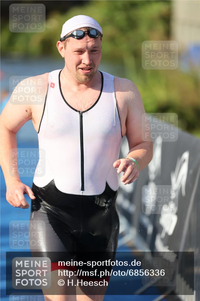 25.08.2024 - Elbe Triathlon Hamburg H.Heesch http://msf.ph/oto/6856336 25.08.2024 09:04:22 Schwimmen 255, 302, 314 meine-sportfotos.de