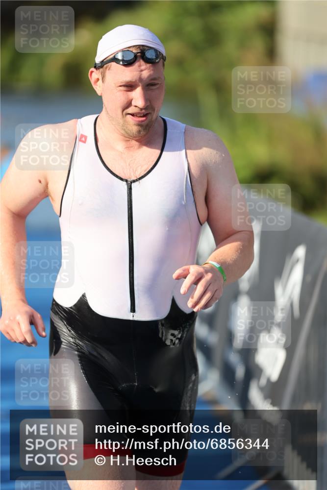 25.08.2024 - Elbe Triathlon Hamburg H.Heesch http://msf.ph/oto/6856344 25.08.2024 09:04:22 Schwimmen 255, 302, 314 meine-sportfotos.de