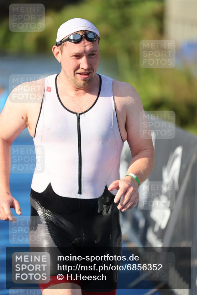 25.08.2024 - Elbe Triathlon Hamburg H.Heesch http://msf.ph/oto/6856352 25.08.2024 09:04:22 Schwimmen 255, 302, 314 meine-sportfotos.de