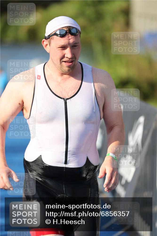25.08.2024 - Elbe Triathlon Hamburg H.Heesch http://msf.ph/oto/6856357 25.08.2024 09:04:22 Schwimmen 255, 302, 314 meine-sportfotos.de
