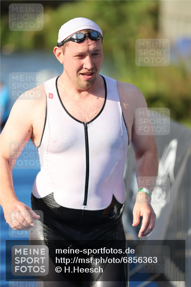 25.08.2024 - Elbe Triathlon Hamburg H.Heesch http://msf.ph/oto/6856363 25.08.2024 09:04:22 Schwimmen 255, 302, 314 meine-sportfotos.de