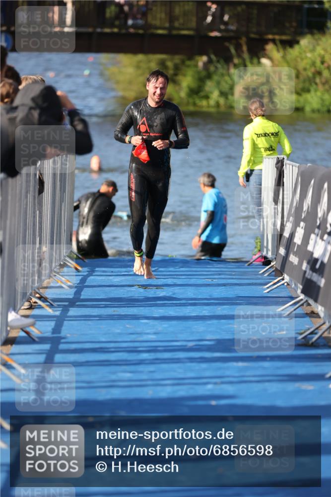 25.08.2024 - Elbe Triathlon Hamburg H.Heesch http://msf.ph/oto/6856598 25.08.2024 09:05:01 Schwimmen 223, 231, 265 meine-sportfotos.de