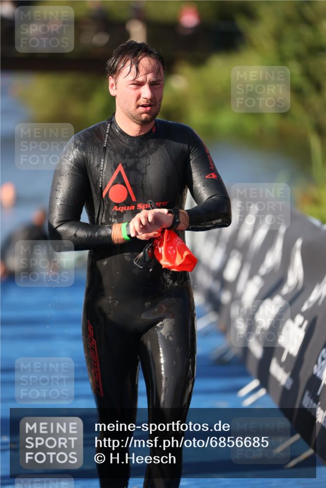 25.08.2024 - Elbe Triathlon Hamburg H.Heesch http://msf.ph/oto/6856685 25.08.2024 09:05:06 Schwimmen 223, 231, 264, 265 meine-sportfotos.de