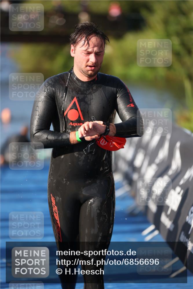 25.08.2024 - Elbe Triathlon Hamburg H.Heesch http://msf.ph/oto/6856696 25.08.2024 09:05:06 Schwimmen 223, 231, 264, 265 meine-sportfotos.de
