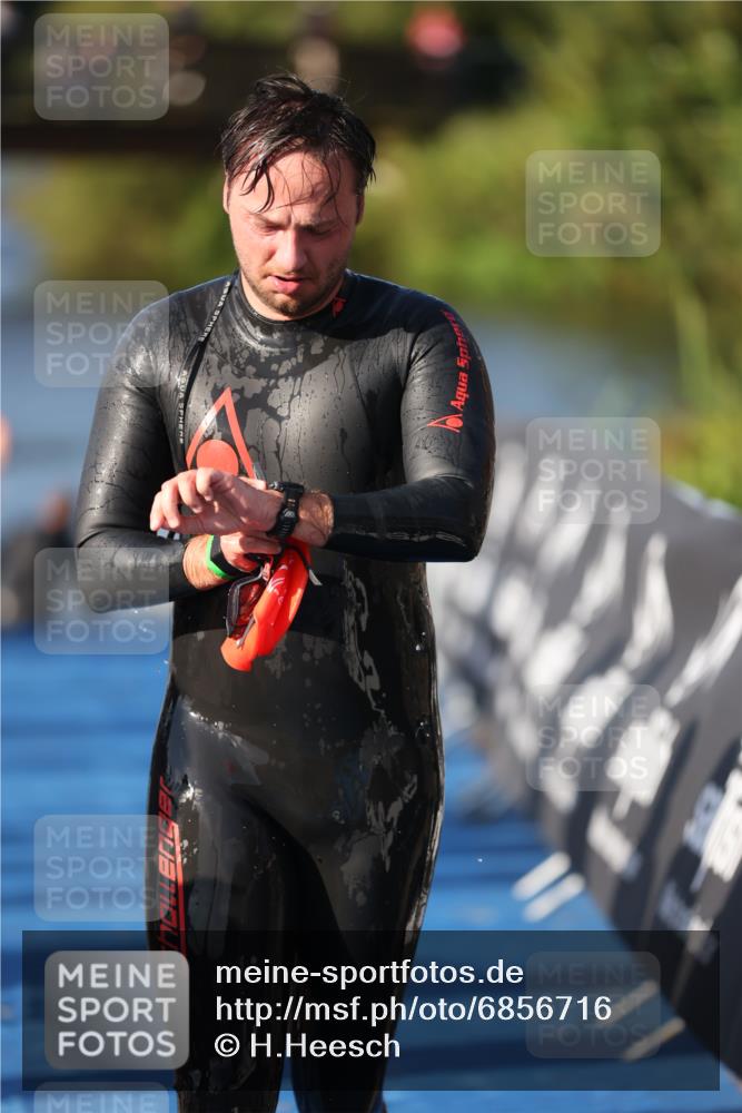 25.08.2024 - Elbe Triathlon Hamburg H.Heesch http://msf.ph/oto/6856716 25.08.2024 09:05:06 Schwimmen 223, 231, 264, 265 meine-sportfotos.de