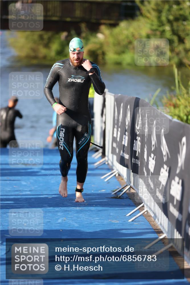 25.08.2024 - Elbe Triathlon Hamburg H.Heesch http://msf.ph/oto/6856783 25.08.2024 09:05:17 Schwimmen 223, 231, 256, 264, 289 meine-sportfotos.de