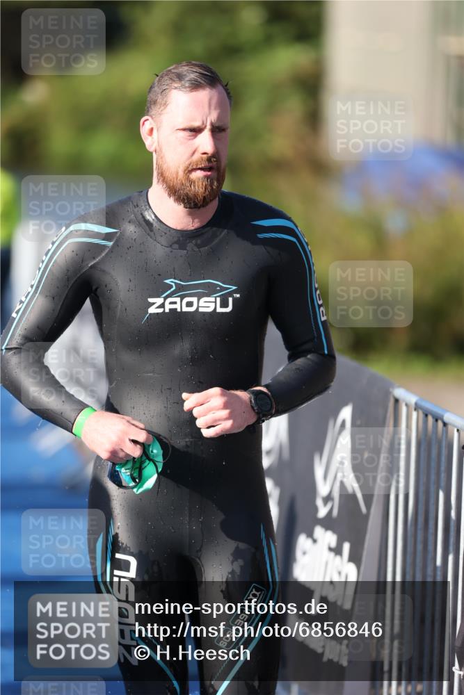 25.08.2024 - Elbe Triathlon Hamburg H.Heesch http://msf.ph/oto/6856846 25.08.2024 09:05:20 Schwimmen 231, 256, 264, 289 meine-sportfotos.de