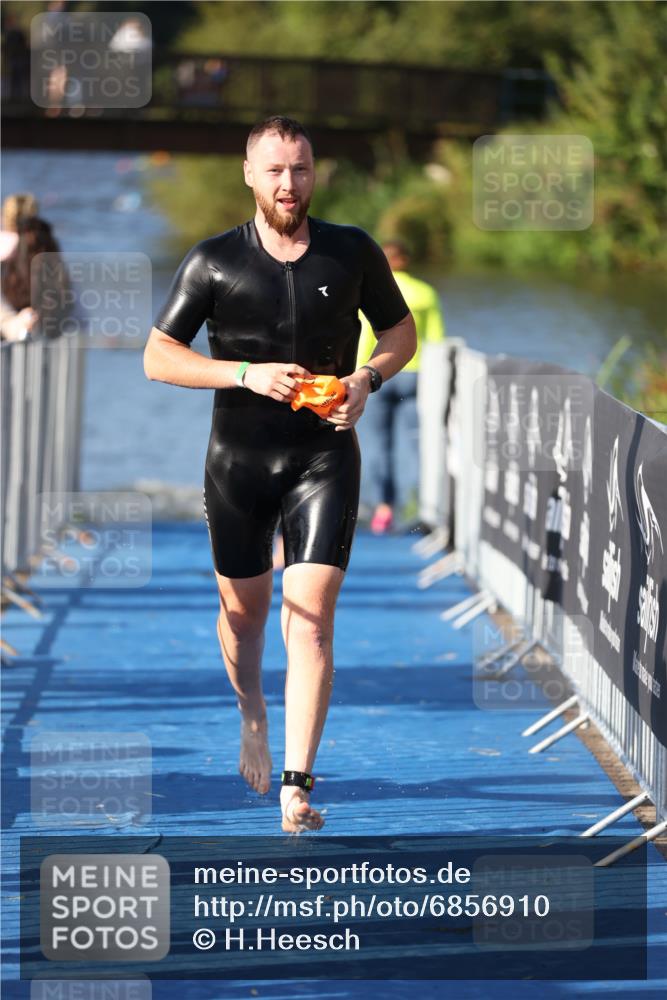 25.08.2024 - Elbe Triathlon Hamburg H.Heesch http://msf.ph/oto/6856910 25.08.2024 09:05:32 Schwimmen 256, 264, 289 meine-sportfotos.de