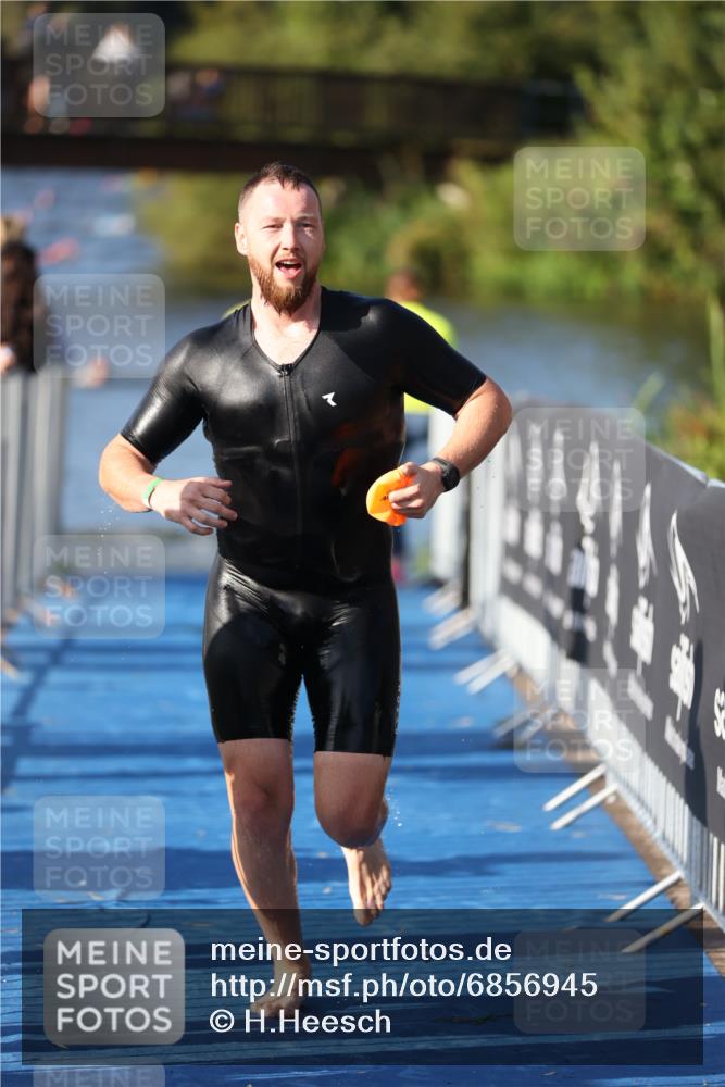 25.08.2024 - Elbe Triathlon Hamburg H.Heesch http://msf.ph/oto/6856945 25.08.2024 09:05:33 Schwimmen 256, 264, 289 meine-sportfotos.de