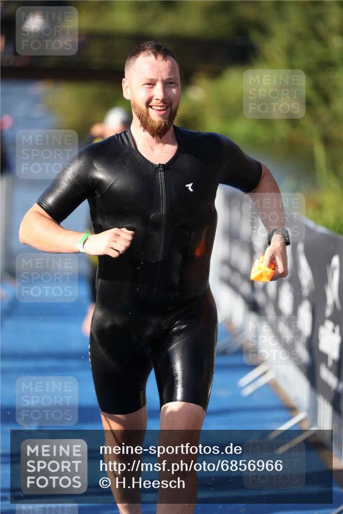 25.08.2024 - Elbe Triathlon Hamburg H.Heesch http://msf.ph/oto/6856966 25.08.2024 09:05:34 Schwimmen 256, 264, 289 meine-sportfotos.de