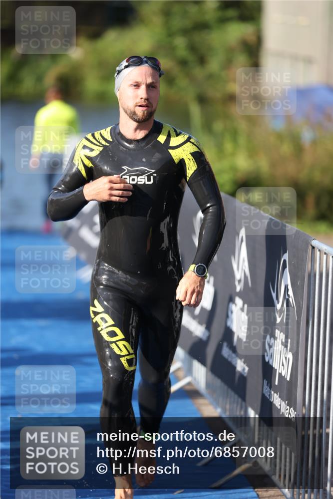 25.08.2024 - Elbe Triathlon Hamburg H.Heesch http://msf.ph/oto/6857008 25.08.2024 09:05:37 Schwimmen 256, 264, 289 meine-sportfotos.de