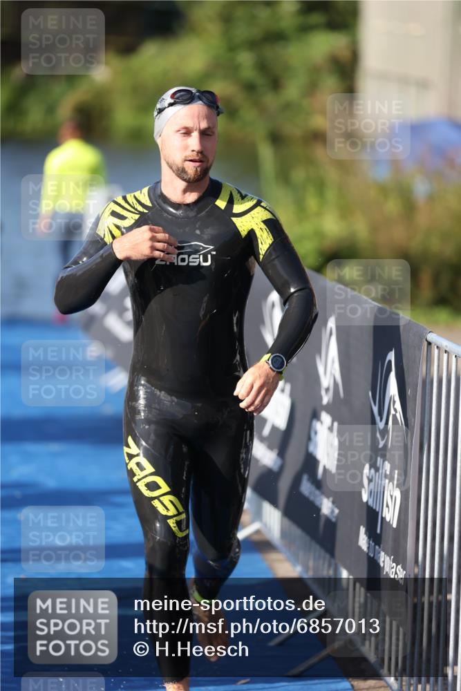 25.08.2024 - Elbe Triathlon Hamburg H.Heesch http://msf.ph/oto/6857013 25.08.2024 09:05:37 Schwimmen 256, 264, 289 meine-sportfotos.de