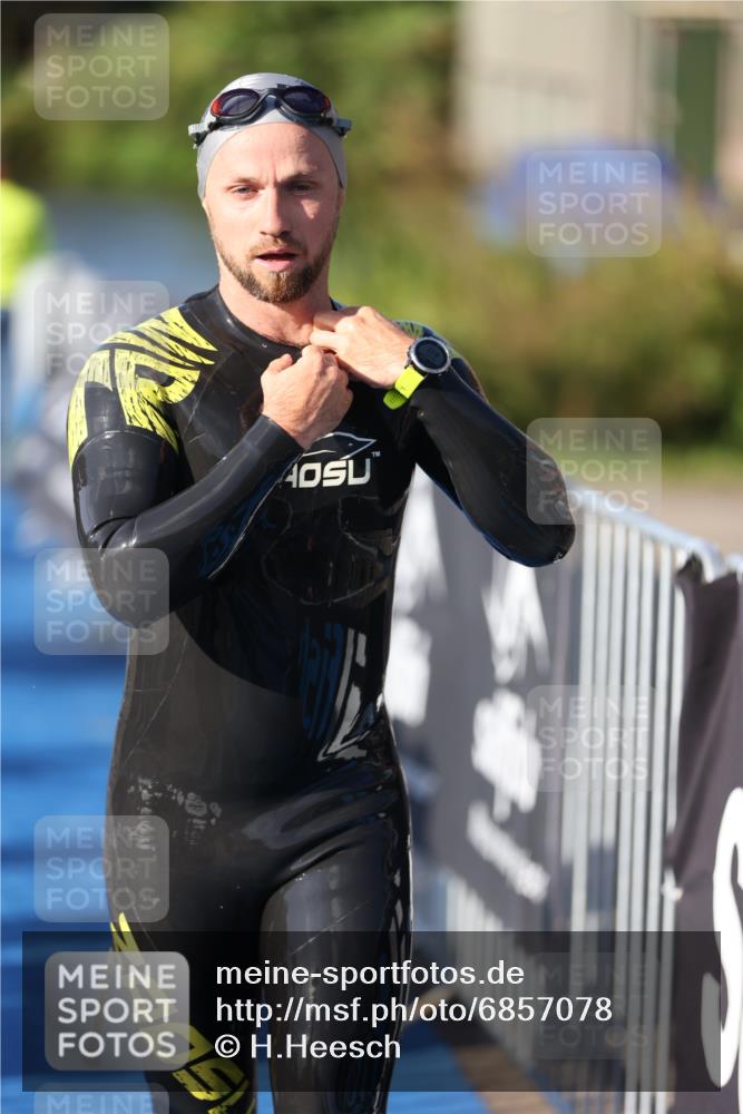 25.08.2024 - Elbe Triathlon Hamburg H.Heesch http://msf.ph/oto/6857078 25.08.2024 09:05:38 Schwimmen 256, 264, 289 meine-sportfotos.de