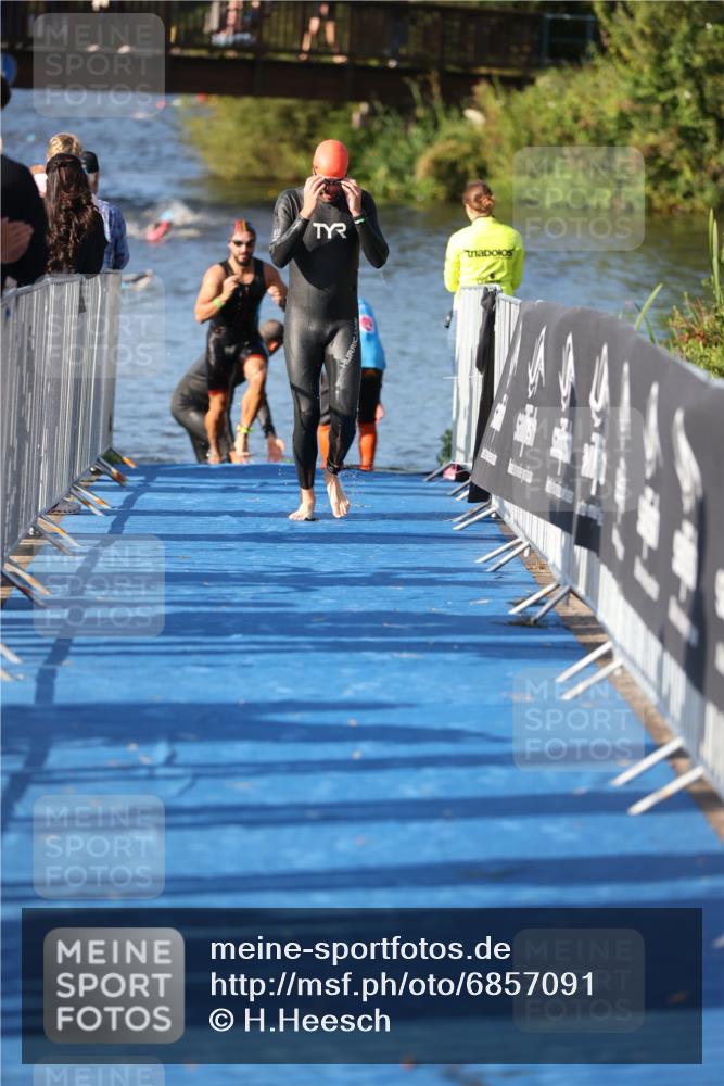25.08.2024 - Elbe Triathlon Hamburg H.Heesch http://msf.ph/oto/6857091 25.08.2024 09:06:04 Schwimmen 312, 323 meine-sportfotos.de