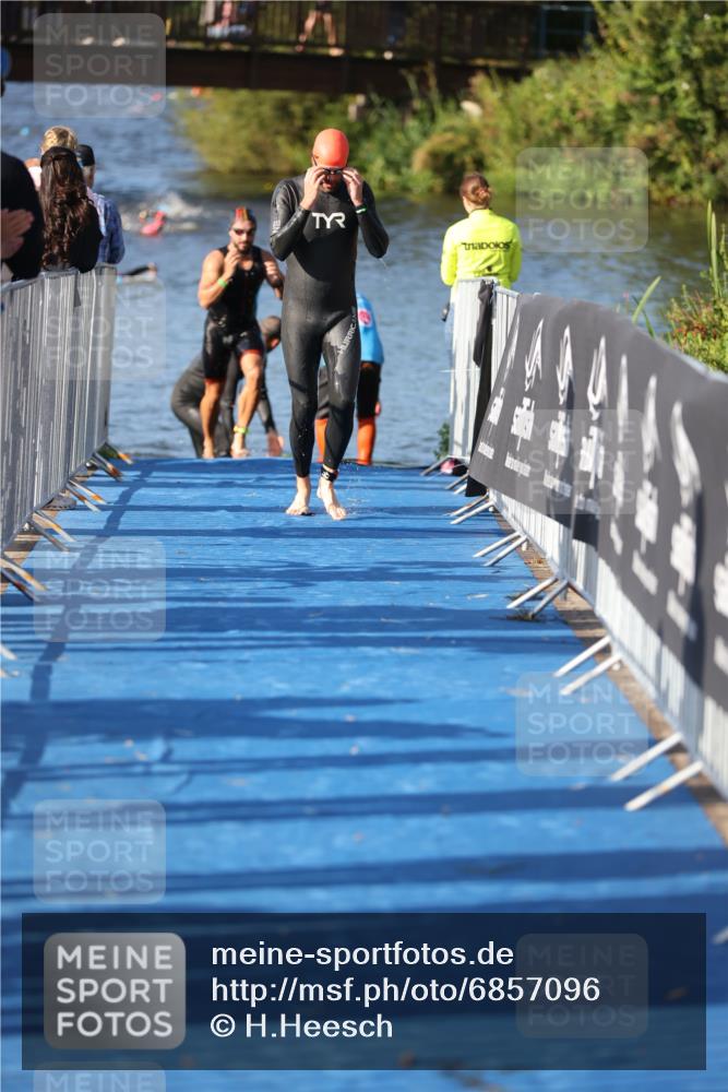 25.08.2024 - Elbe Triathlon Hamburg H.Heesch http://msf.ph/oto/6857096 25.08.2024 09:06:04 Schwimmen 312, 323 meine-sportfotos.de