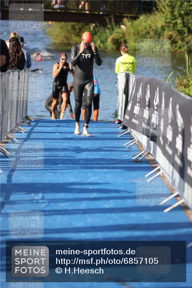 25.08.2024 - Elbe Triathlon Hamburg H.Heesch http://msf.ph/oto/6857105 25.08.2024 09:06:04 Schwimmen 312, 323 meine-sportfotos.de