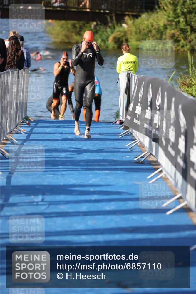 25.08.2024 - Elbe Triathlon Hamburg H.Heesch http://msf.ph/oto/6857110 25.08.2024 09:06:04 Schwimmen 312, 323 meine-sportfotos.de