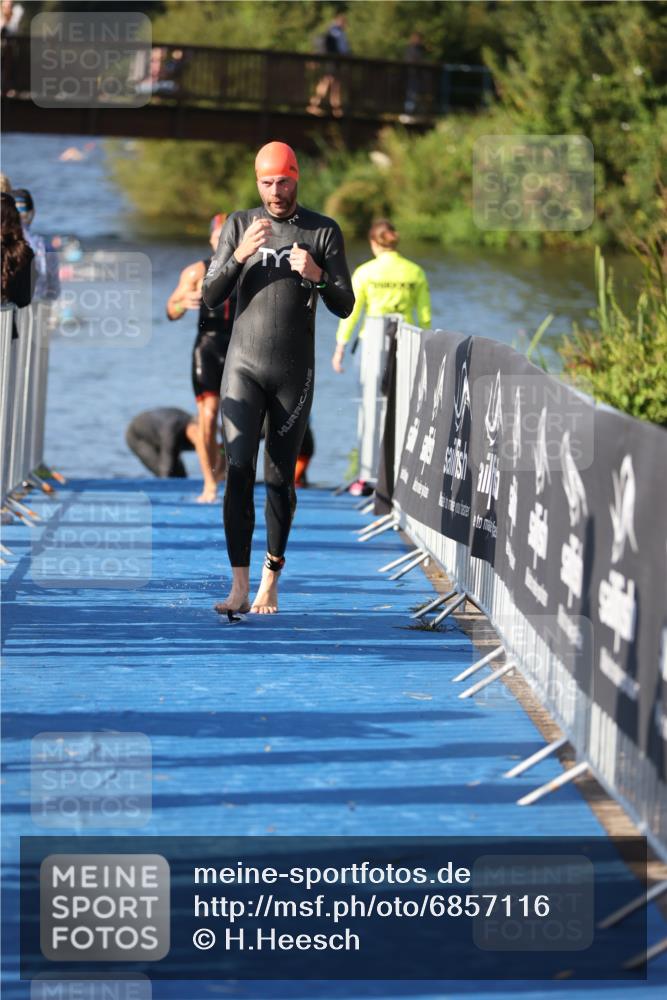 25.08.2024 - Elbe Triathlon Hamburg H.Heesch http://msf.ph/oto/6857116 25.08.2024 09:06:05 Schwimmen 312, 323 meine-sportfotos.de