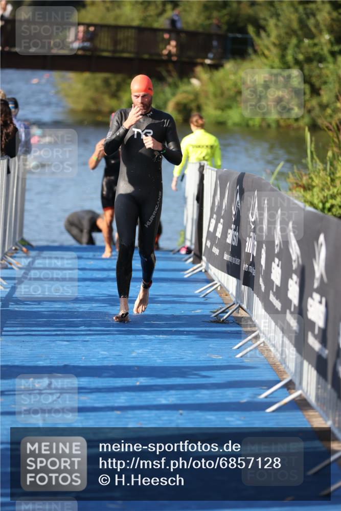 25.08.2024 - Elbe Triathlon Hamburg H.Heesch http://msf.ph/oto/6857128 25.08.2024 09:06:05 Schwimmen 312, 323 meine-sportfotos.de