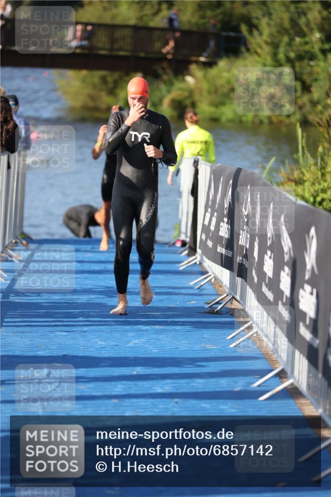 25.08.2024 - Elbe Triathlon Hamburg H.Heesch http://msf.ph/oto/6857142 25.08.2024 09:06:06 Schwimmen 312, 323 meine-sportfotos.de