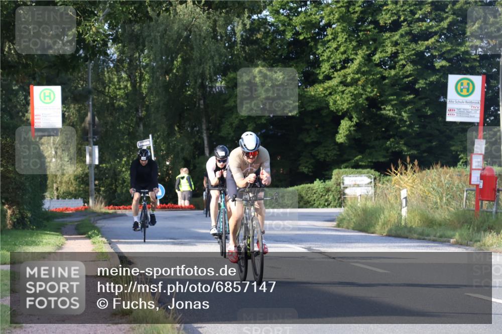 25.08.2024 - Elbe Triathlon Hamburg Fuchs,  Jonas http://msf.ph/oto/6857147 25.08.2024 09:20:54 Radfahren 424, 100, 203, 1850, 89, 399 meine-sportfotos.de