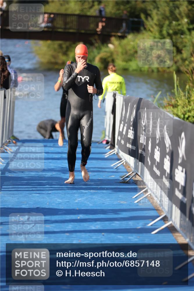 25.08.2024 - Elbe Triathlon Hamburg H.Heesch http://msf.ph/oto/6857148 25.08.2024 09:06:06 Schwimmen 312, 323 meine-sportfotos.de