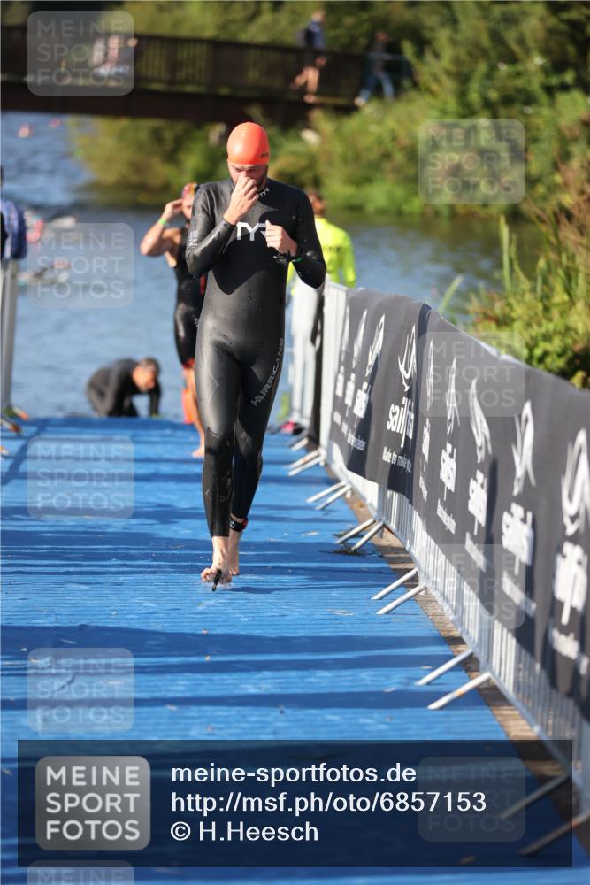 25.08.2024 - Elbe Triathlon Hamburg H.Heesch http://msf.ph/oto/6857153 25.08.2024 09:06:06 Schwimmen 312, 323 meine-sportfotos.de