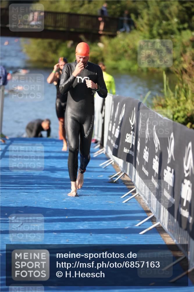 25.08.2024 - Elbe Triathlon Hamburg H.Heesch http://msf.ph/oto/6857163 25.08.2024 09:06:06 Schwimmen 312, 323 meine-sportfotos.de