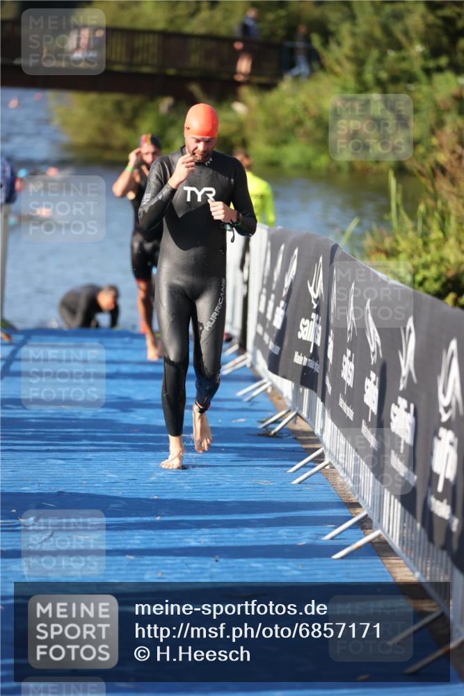 25.08.2024 - Elbe Triathlon Hamburg H.Heesch http://msf.ph/oto/6857171 25.08.2024 09:06:06 Schwimmen 312, 323 meine-sportfotos.de