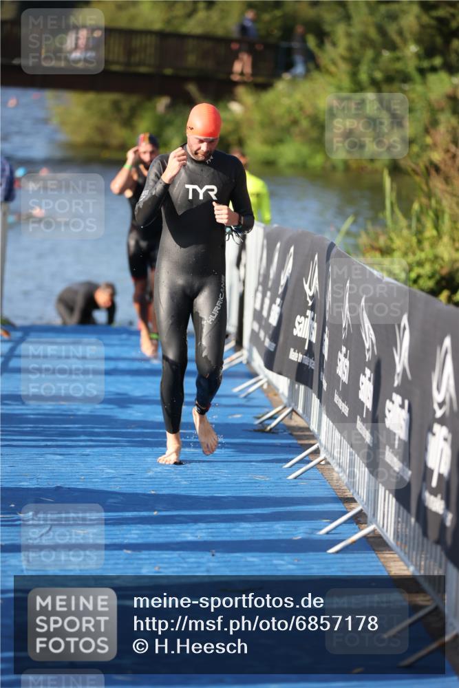 25.08.2024 - Elbe Triathlon Hamburg H.Heesch http://msf.ph/oto/6857178 25.08.2024 09:06:06 Schwimmen 312, 323 meine-sportfotos.de