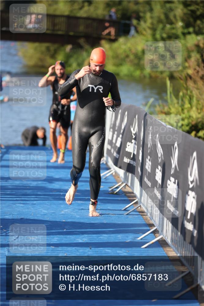 25.08.2024 - Elbe Triathlon Hamburg H.Heesch http://msf.ph/oto/6857183 25.08.2024 09:06:07 Schwimmen 312, 323 meine-sportfotos.de