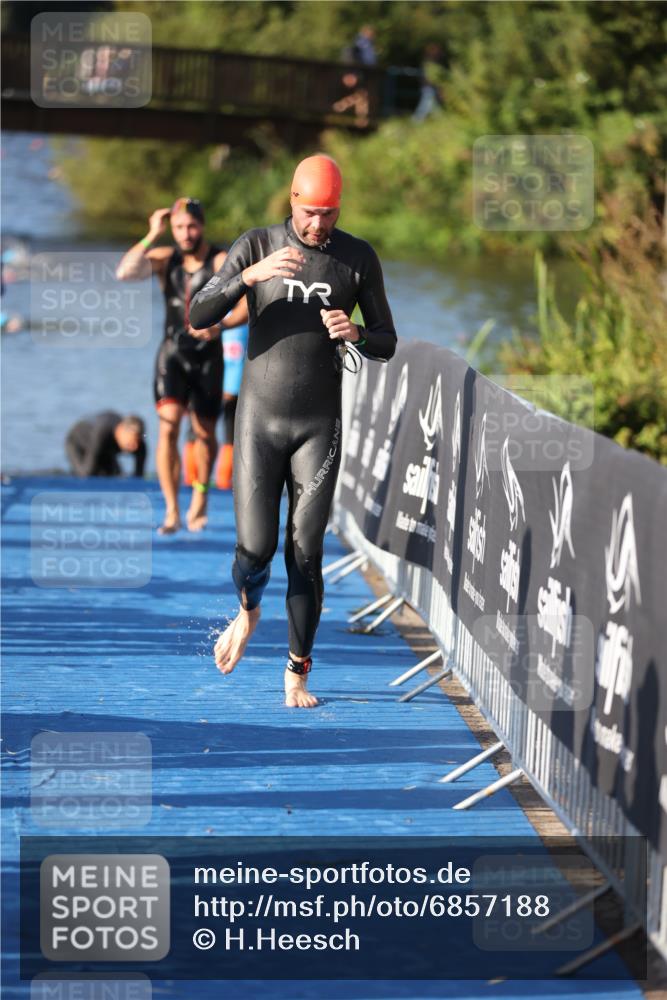 25.08.2024 - Elbe Triathlon Hamburg H.Heesch http://msf.ph/oto/6857188 25.08.2024 09:06:07 Schwimmen 312, 323 meine-sportfotos.de