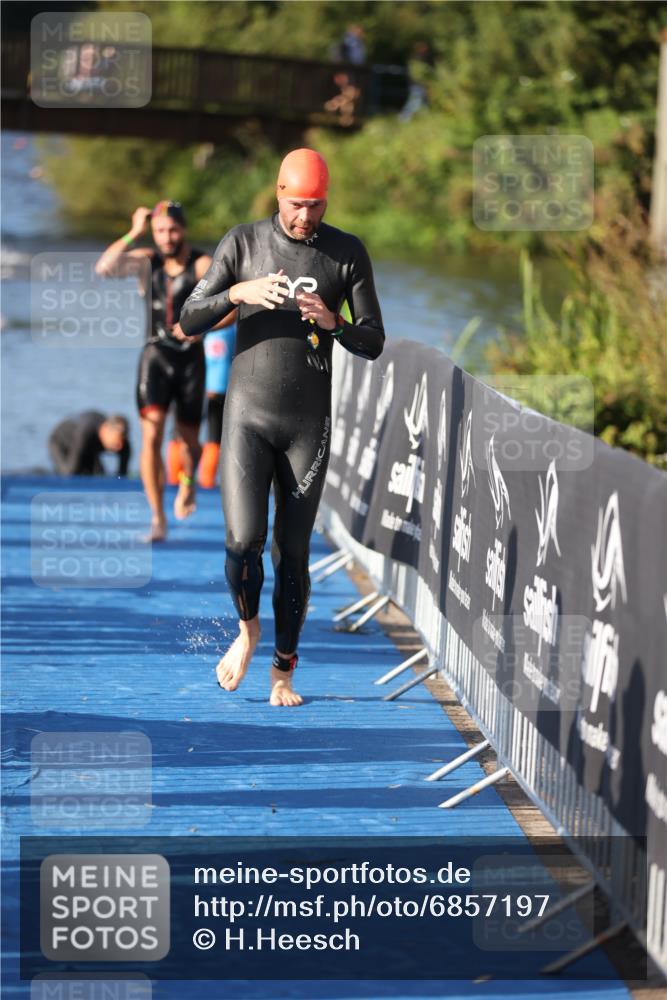 25.08.2024 - Elbe Triathlon Hamburg H.Heesch http://msf.ph/oto/6857197 25.08.2024 09:06:07 Schwimmen 312, 323 meine-sportfotos.de