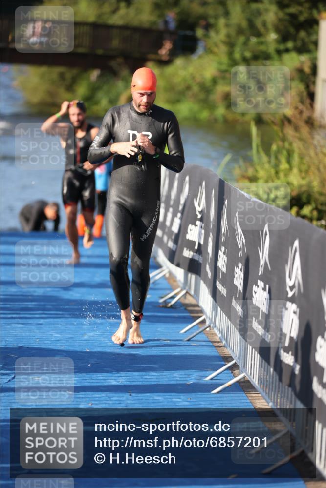 25.08.2024 - Elbe Triathlon Hamburg H.Heesch http://msf.ph/oto/6857201 25.08.2024 09:06:07 Schwimmen 312, 323 meine-sportfotos.de